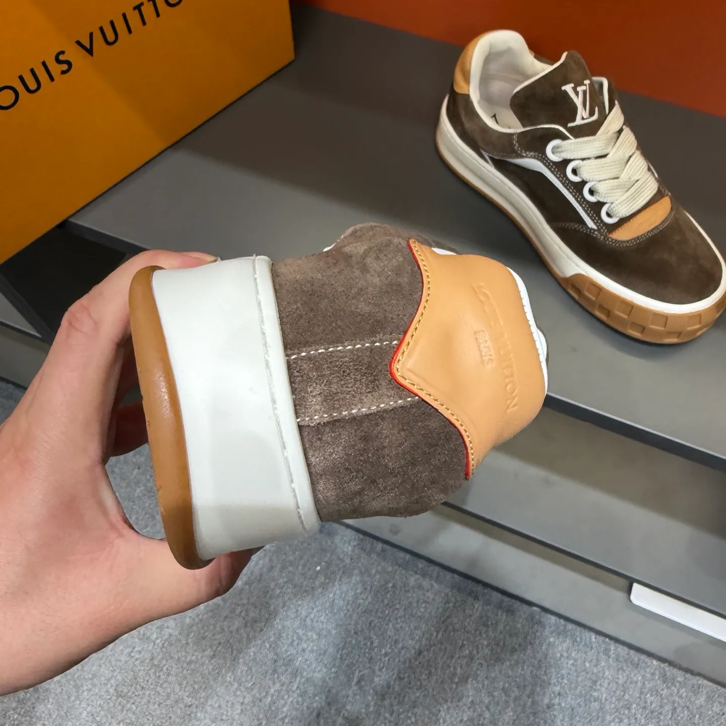 Factory price: 480💰Top version LV-Louis Vuitton-classic catwalk new model, empty glue process, original version 1:1 development! ! The upper foot is very comfortable. It is made of luxurious materials and fine workmanship. The midsole is printed with English letters "Made in Europe". The upper is made of calfskin imported from Italy. The side is decorated with the brand's LOGO and signature. The latest latex foot pads and mesh lining make the foot feel super comfortable. Original factory special supply of original two-color T men's shoes 💰U combination outsole. Bag technology Goodyear stitched edges Fabric: Exclusive custom first-layer cowhide Accessories: Exclusive private model Vuitton logo, lining: Customized silk mesh lining - first-layer silk cowhide lining Outsole: T men's shoes 💰U combination outsole wear-resistant, non-slip and anti-yellowing Foot pads: new latex pad-mesh sweat-absorbent Technology: fully computerized sewing machine wire drawing Toe cap Back cover Hot and cold shaping Full set of pull-top lasts, medium and low logo pattern, code number: 38-44, customized 45